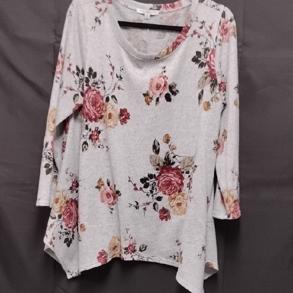 Green Envelope Floral Long Sleeve Top - Gray and Red - Picture 5 of 7